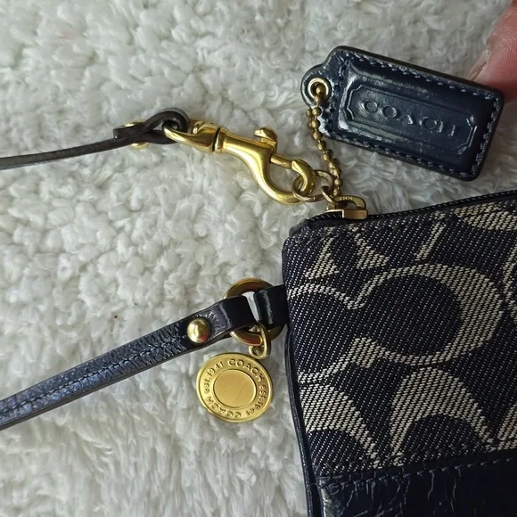 Coach DENIM LEGACY Wristlet With Hangtag And Gold COIN RARE EUC - Picture 16 of 17
